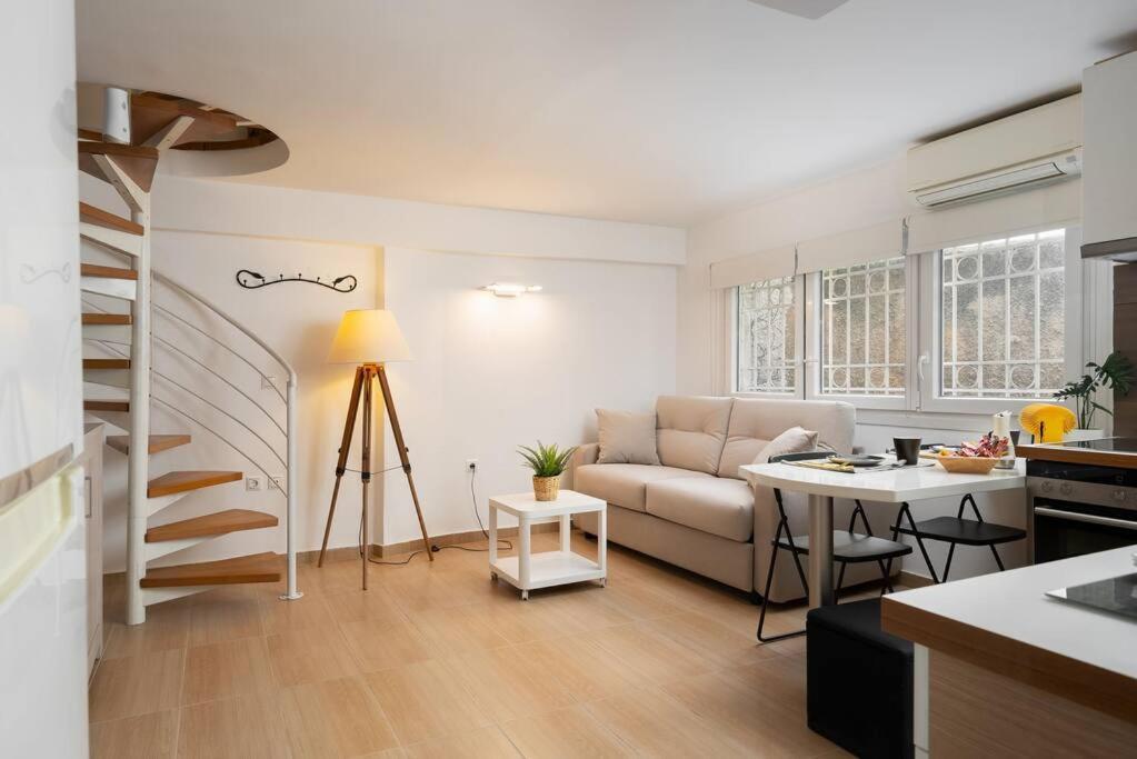 Modern Two Level Apartment In The Heart Of Athens Ngoại thất bức ảnh